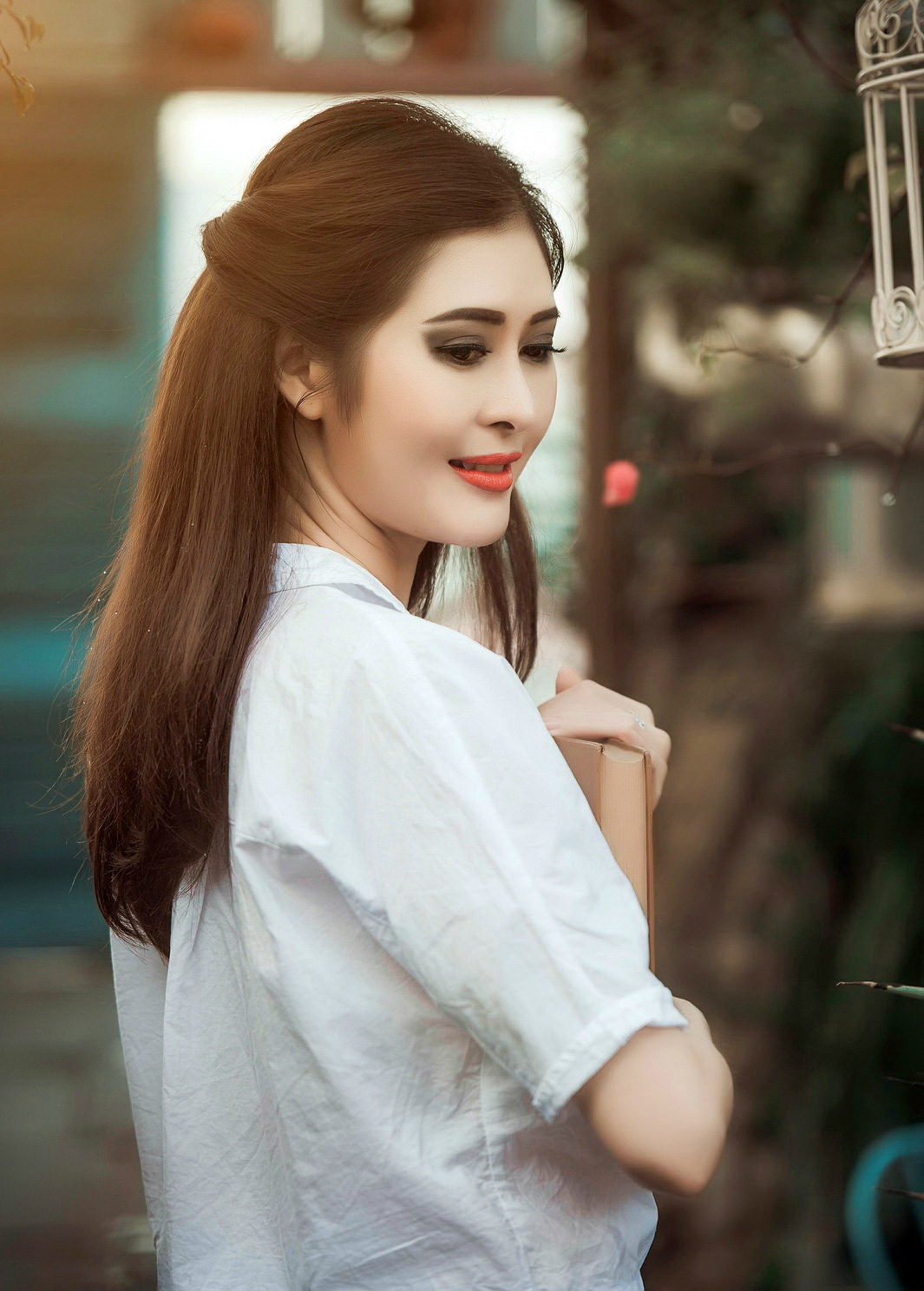 一个侧身面对镜头的美丽浓妆女郎