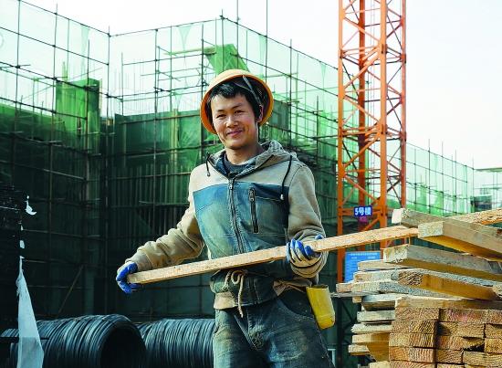 90后农民工夫妻临时住员工宿舍,为了多赚钱,生活再尴尬也不怕!