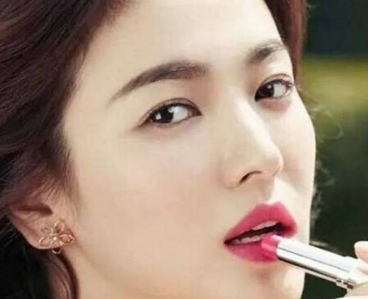 6大女星画口红美照,杨幂高贵,赵丽颖调皮,你觉得呢