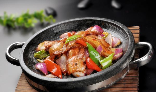 铁板回锅肉,吃起来非常过瘾,但上厕所就便秘,搭配白粥润肠