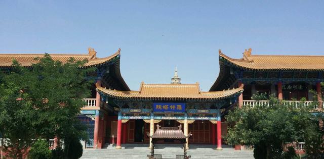 大爱敬寺 从中院到大门 就有七里之远,两旁是36院,供养着1000多名僧人