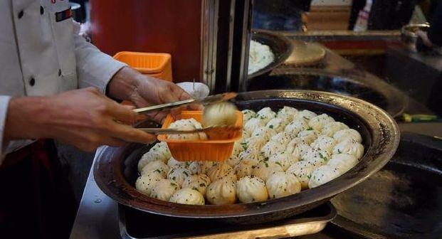 姑娘喜欢吃生煎包, 看到生煎包做好后, 我也流口水了