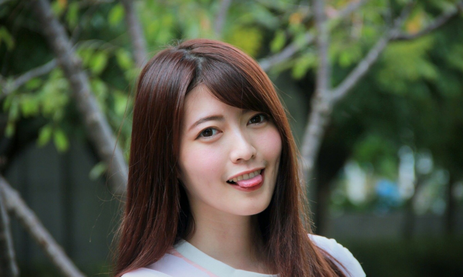 模特brindy薛薛国园外拍吐舌挤眼搞怪表情好可爱