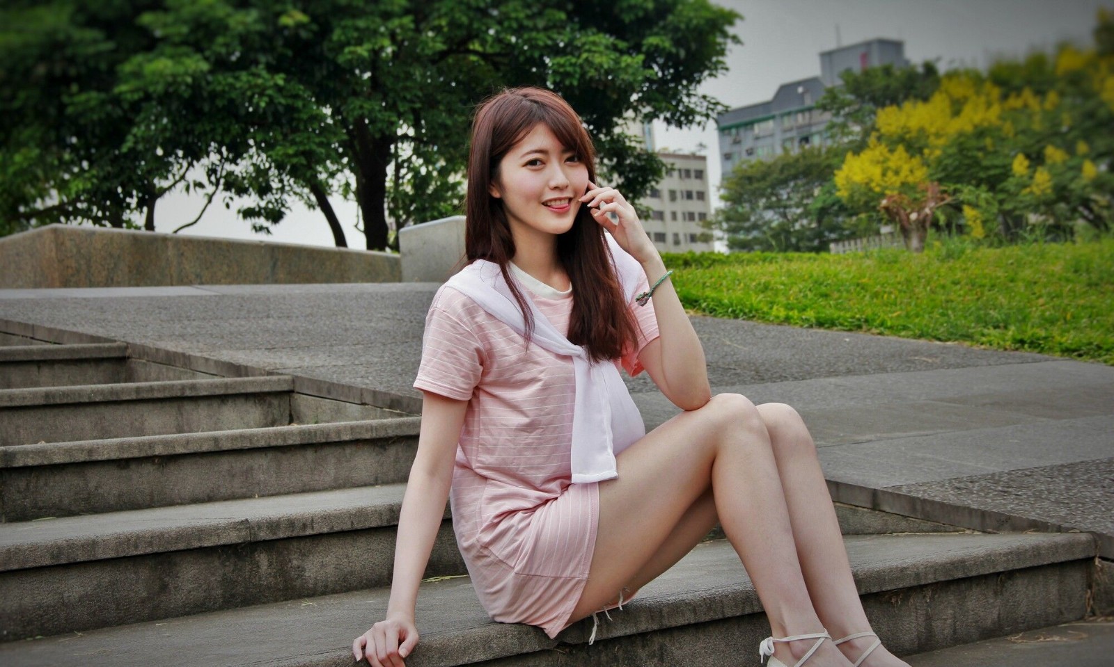 模特brindy薛薛国园外拍吐舌挤眼搞怪表情好可爱