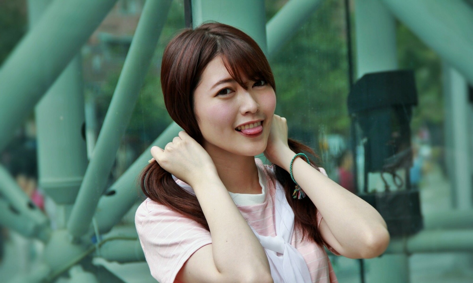 模特brindy薛薛国园外拍吐舌挤眼搞怪表情好可爱