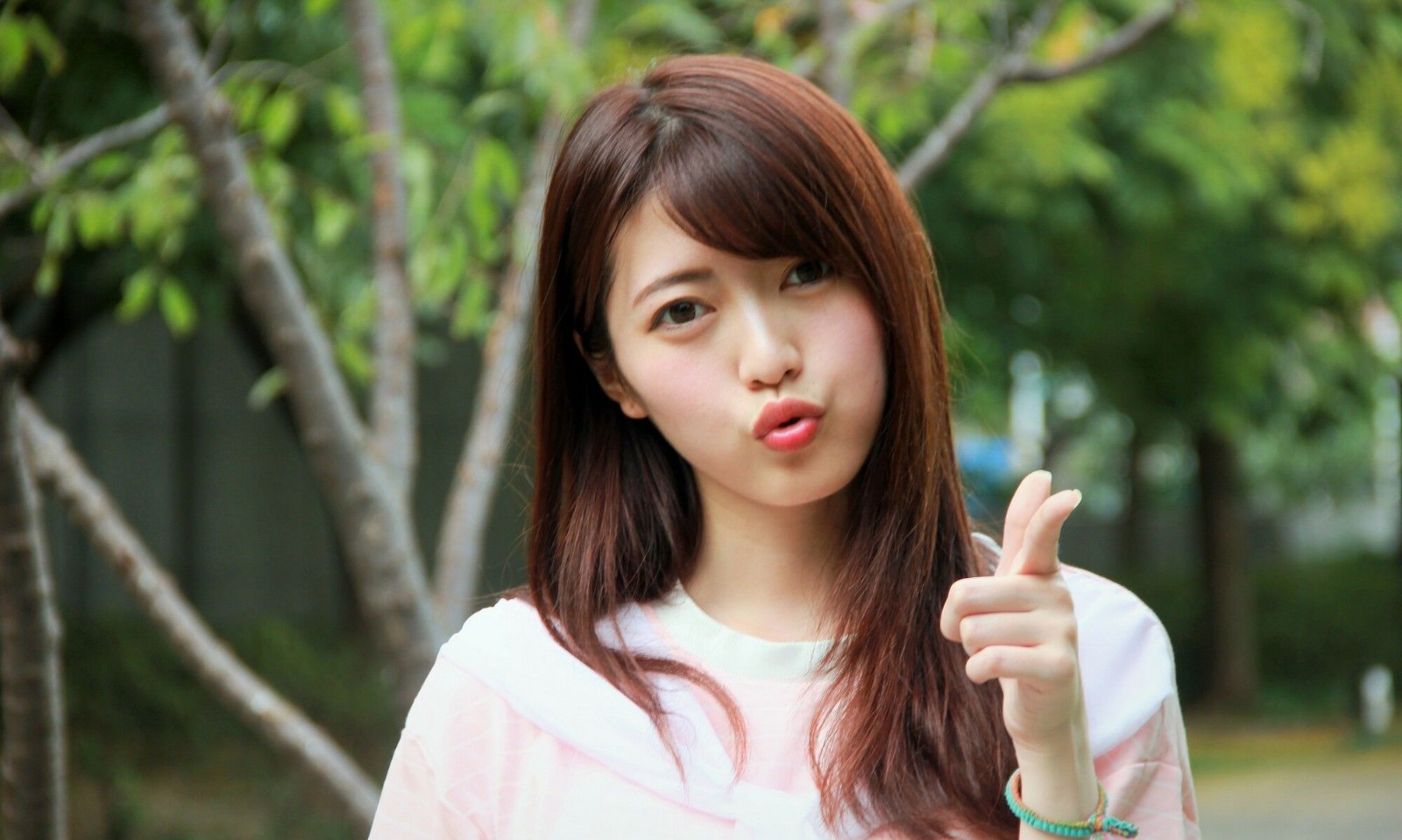 模特brindy薛薛国园外拍吐舌挤眼搞怪表情好可爱