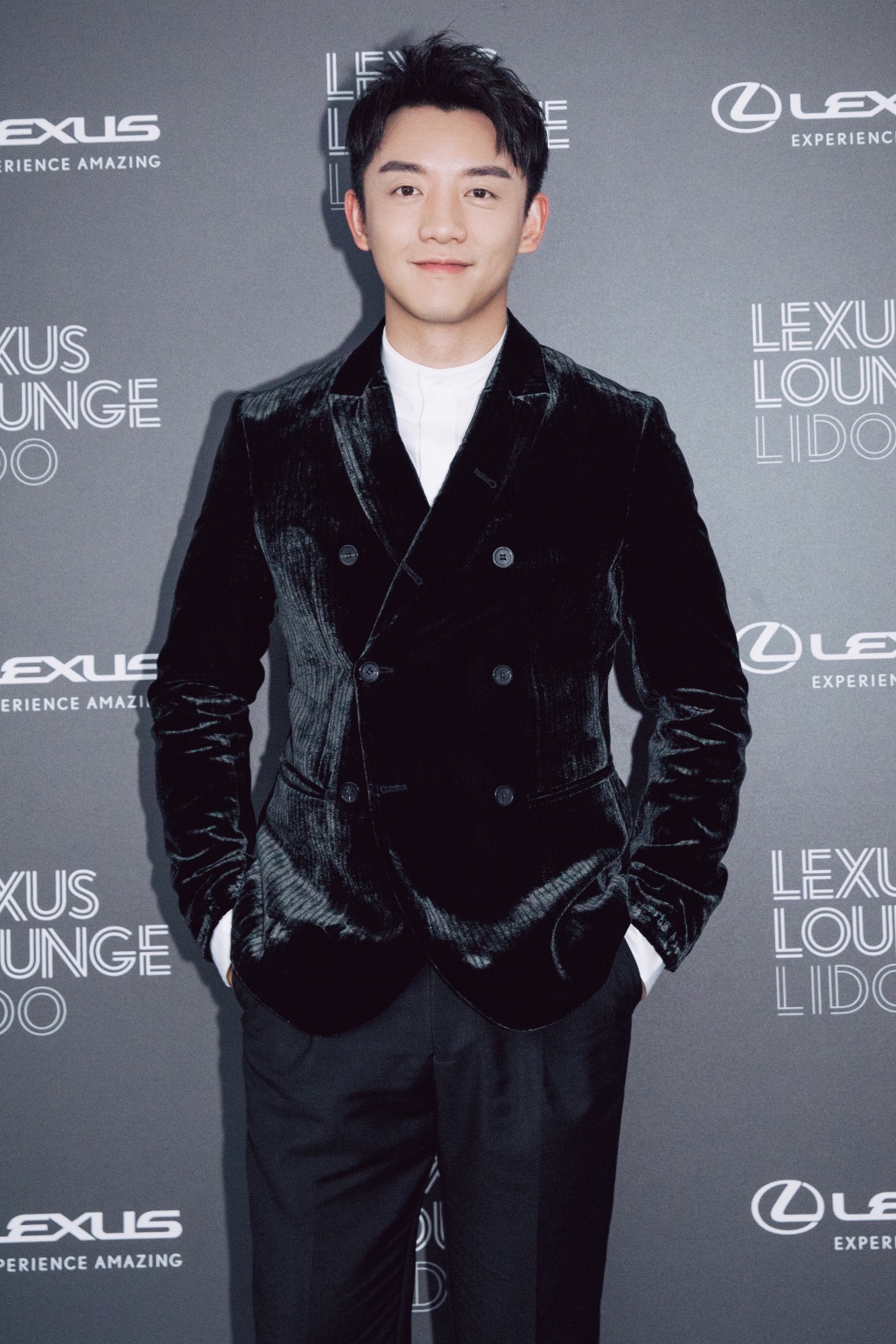 照片中的郑恺一身黑色丝绒西装外套轻熟摩登,时而展现魅力侧颜杀,时而