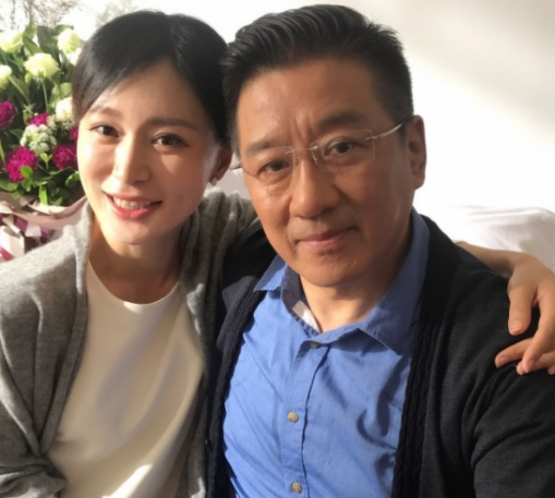 因胡歌年近60的他走红与妻子结婚32年至今零绯闻家庭和睦