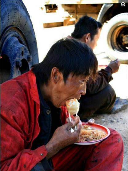 看看这些工人吃饭的样子没有椅子直接坐地上瞬间泪崩
