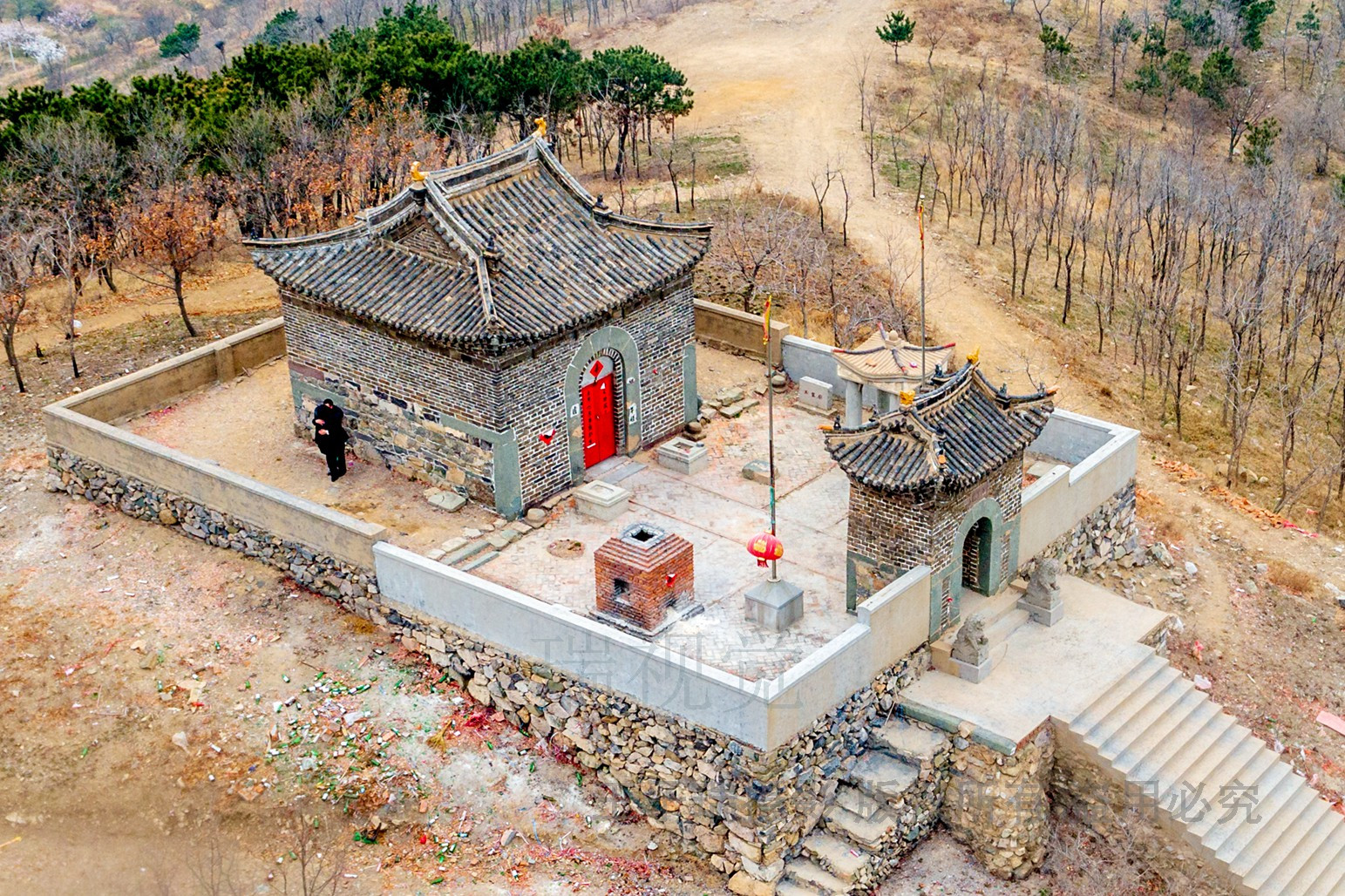 无人机航拍山顶小庙,无意中拍下两个人在一起,好尴尬!