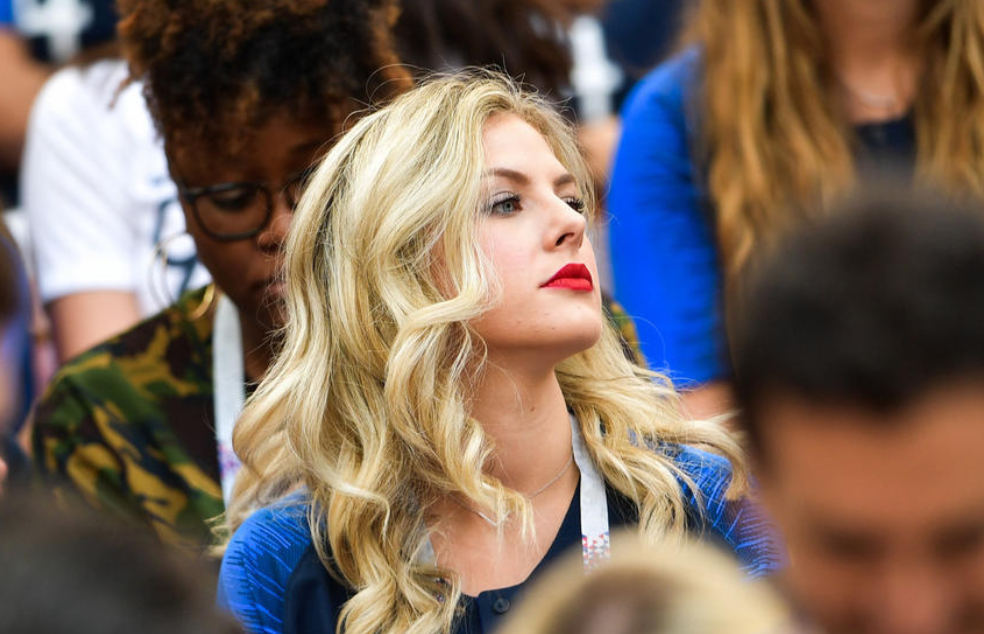 而丹麦女球迷也不输对手,这位美女球迷也着实抢镜.