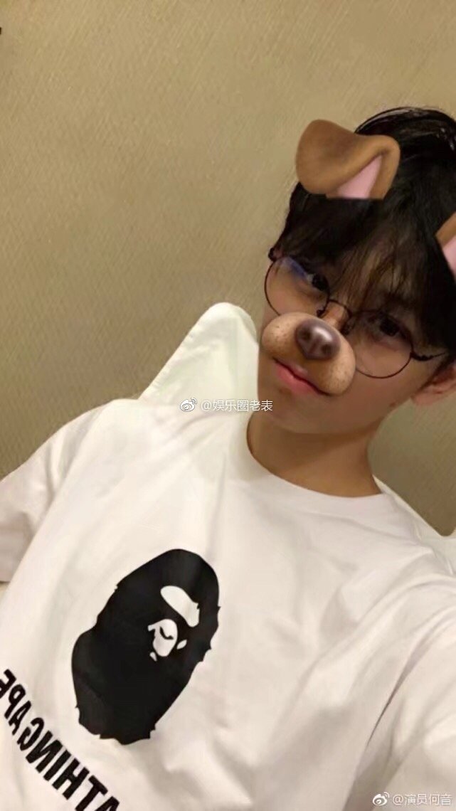 37岁走红,娶大2岁漂亮老婆13年离婚,16岁儿子长得很帅气