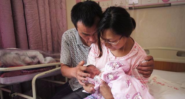 48岁妈妈怀二胎,不顾家人反对执意要生,看到婴儿全家傻了眼