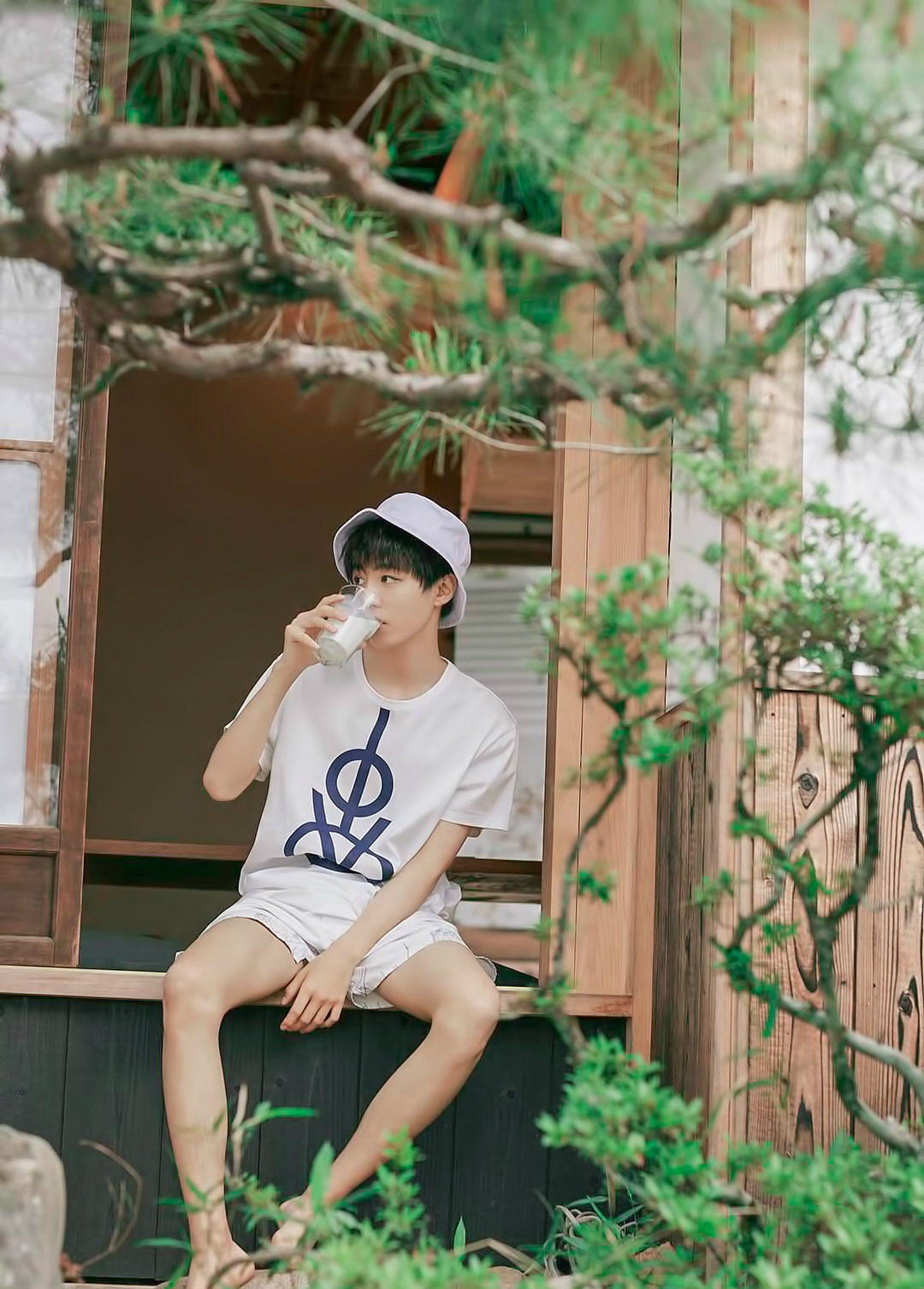 王俊凯穿着小短裤,光着小脚丫,好喜欢他这种怡然自得的状态