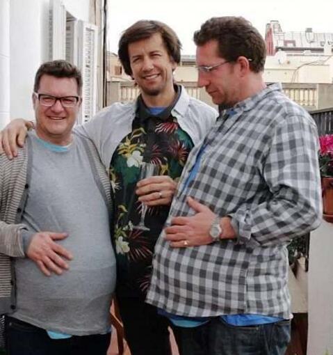 三位父亲穿上孕妇套装, 只是为了亲身体验孕妇的怀胎十月