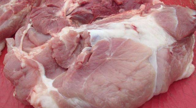 芝麻猪肉酱做法首先大家先准备好一大块猪肉.