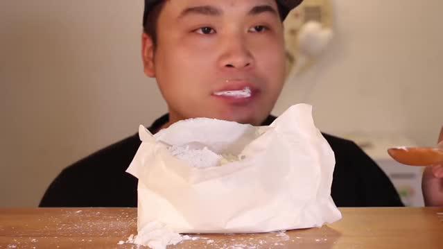 韩国胖哥donkey吃玉米粉,直接用勺子大口吃,豪