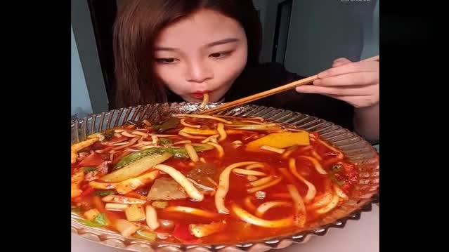 美味!美女吃青团,果仁椰蓉和黑芝麻馅的,特别好吃