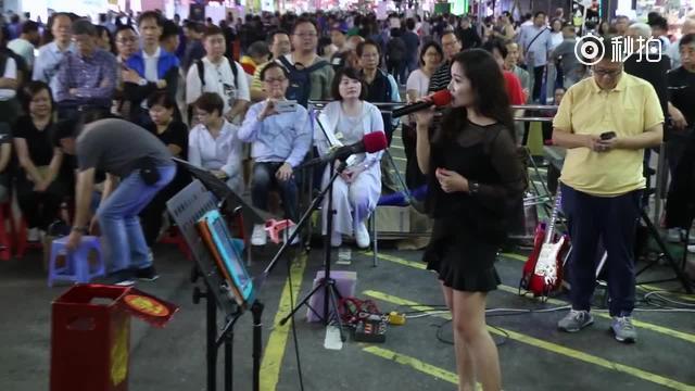 街头女歌手翻唱粤语歌《倦+让一切随风》太好
