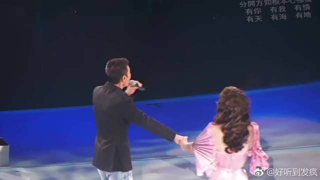 徐小凤在香港歌坛到底有多高的地位,看刘德华