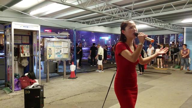 街头女歌手安娜演唱粤语歌《昨天今天下雨天》好听极了,不输原唱