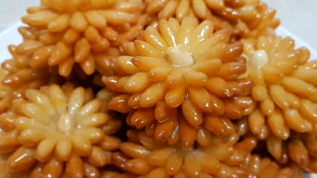 朋友请客上了一盘炸"菊花",开始以为是真的,咬了一口太佩服她