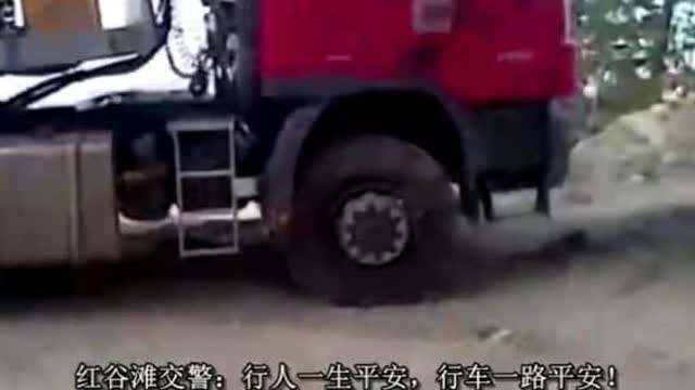 福建福州小车追尾大货车,司机脱身后拿千斤顶