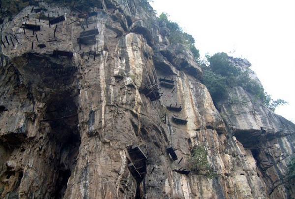 千古悬棺之谜: 沉重棺木如何放到崖洞