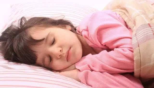 宝宝独自睡觉好处与同床坏处