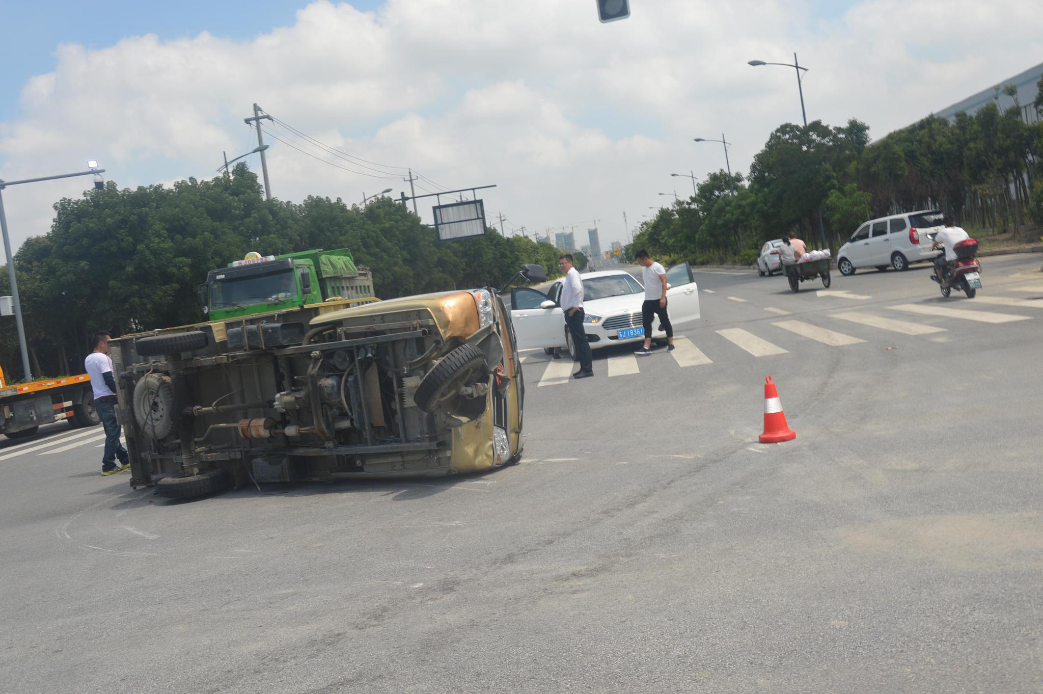 三轮小摩卡闯红灯撞上直行小轿车冒起了白烟|保险|交通事故|摩卡_新浪