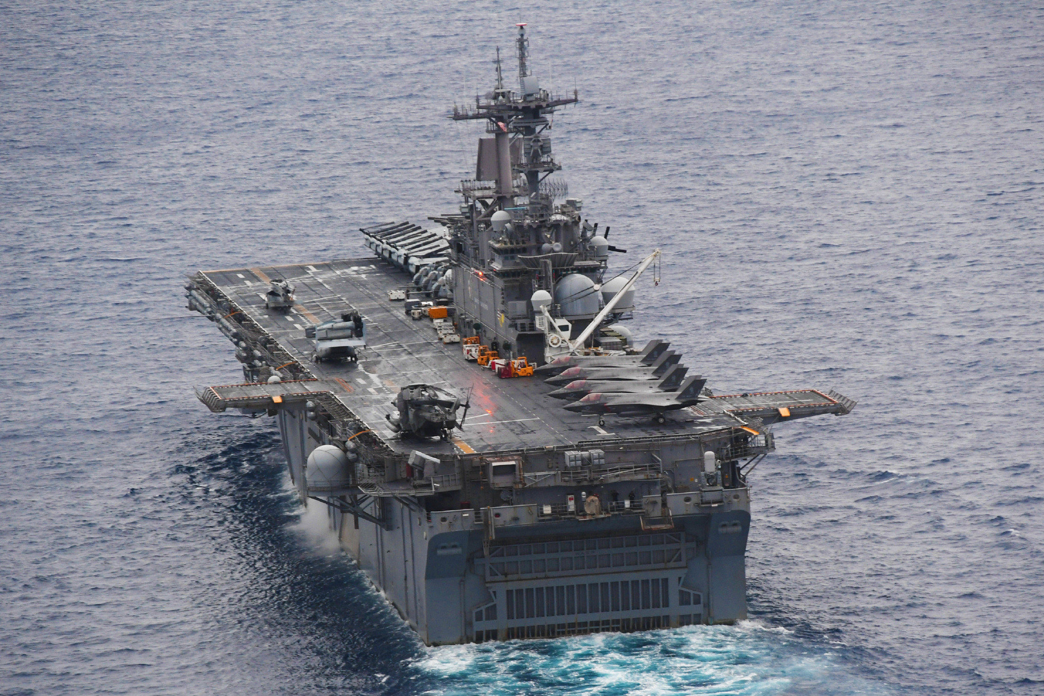 牧师在美国海军"黄蜂"号(lhd-1)两栖攻击舰上主持基督教新教祷告活动