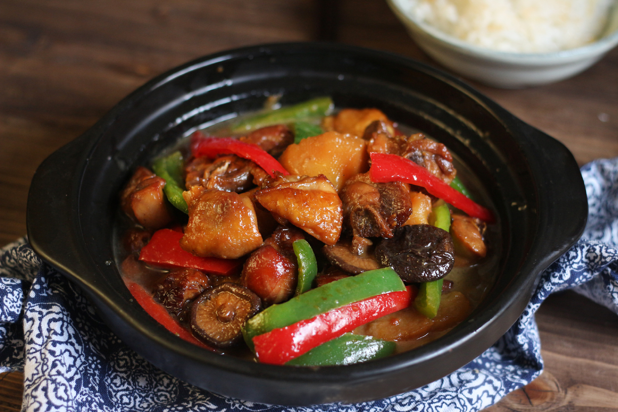 风靡全国的黄焖鸡米饭怎么做?做法不难,学会了咱就自己做