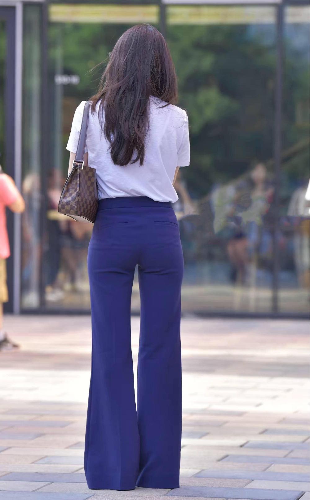 街拍: 蓝色喇叭裤搭配圆领短袖t恤, 现在很少看到这种喇叭裤了