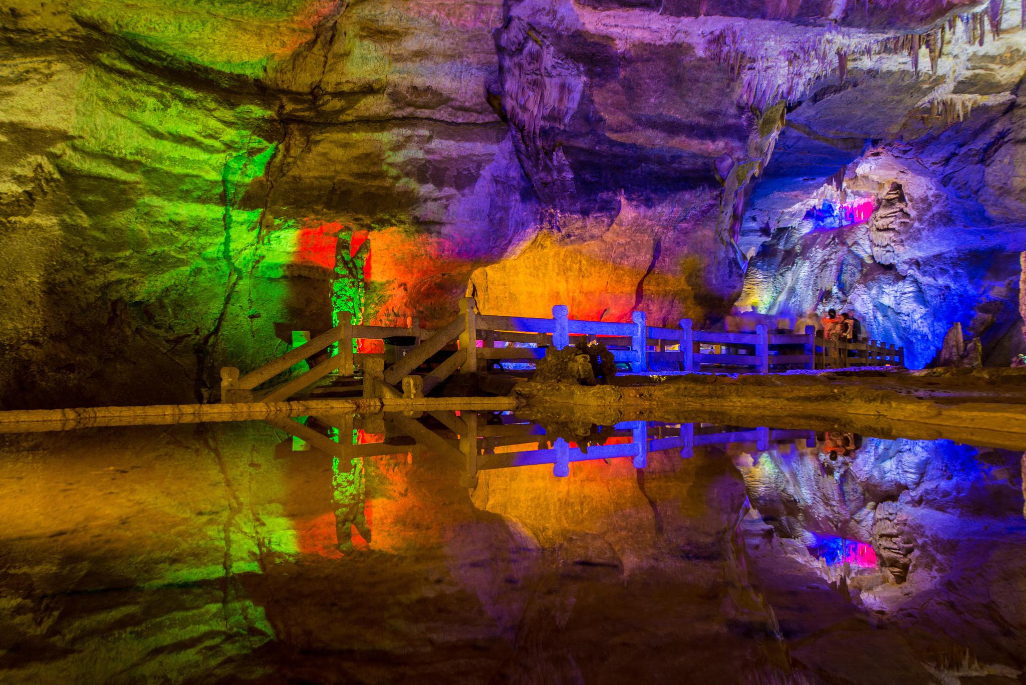 最后太极洞里还有一个很大的特色是洞内分为旱洞和水洞两部分,除了