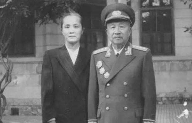 图说历史: 新中国开国十大大将与夫人的合影