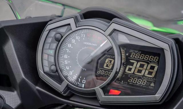 复合式仪表板设计.滑动式离合器同样搭载于ninja 400上.