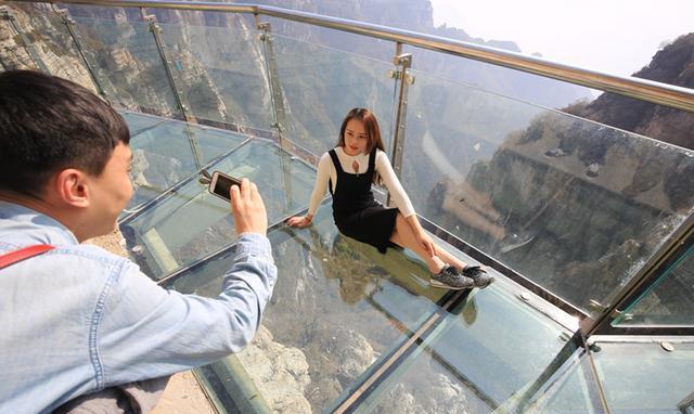 步步惊心白石山, 美女不惧走光挑战中国最长玻璃栈道