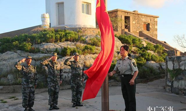 清晨,王仕花带领三名新哨兵在岛上升旗.李建峰摄