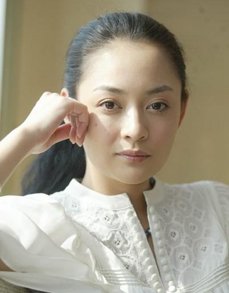 最美的年龄跟了连奕名,如今前夫娶小8岁娇妻,她独自带女儿9年了