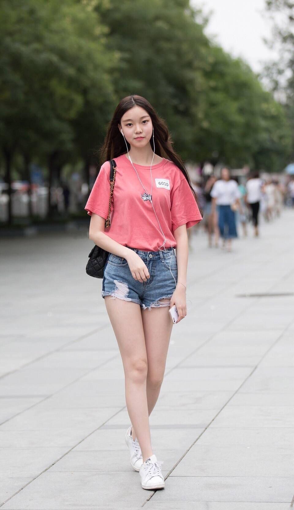 街拍: 黑色紧身短裙的美女和牛仔热裤小妹