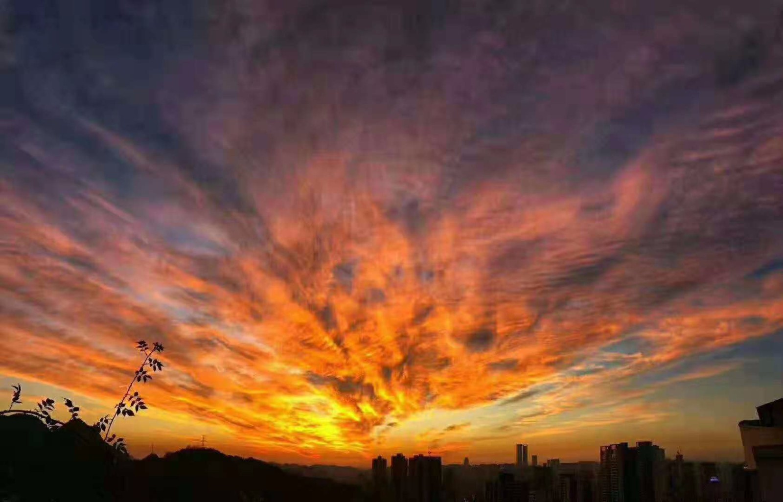 贵阳上空惊现火烧云奇观