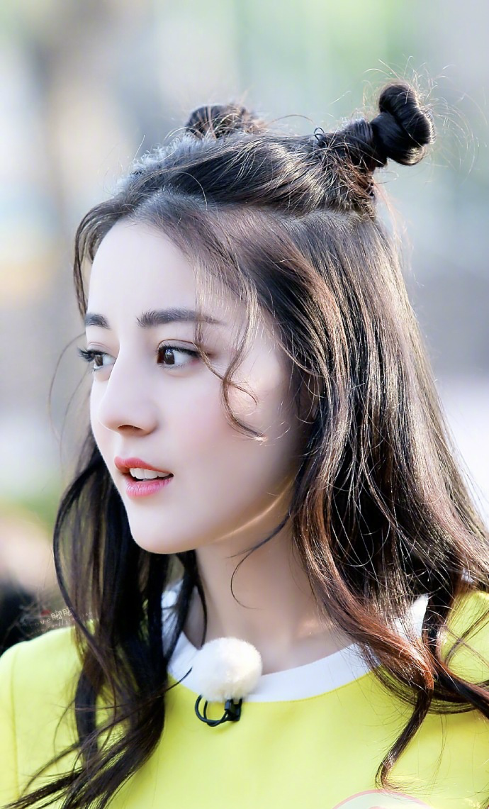 迪丽热巴的丸子头造型,可爱中带着调皮,这是暖萌红孩儿来