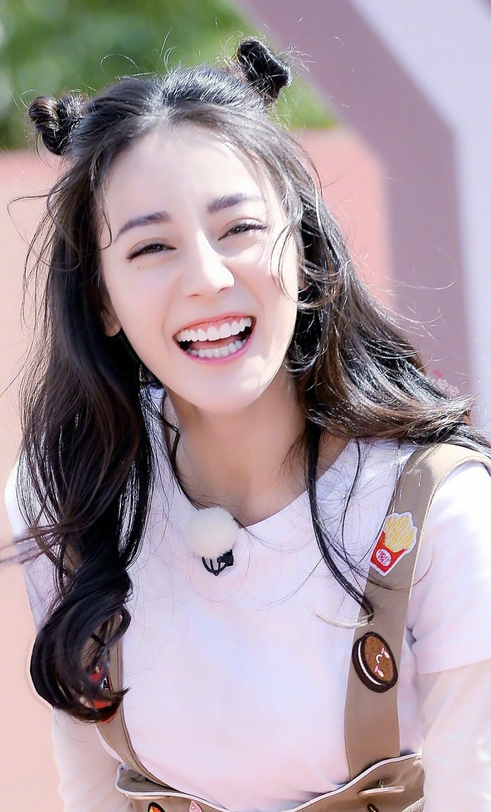 迪丽热巴的丸子头造型,可爱中带着调皮,这是暖萌红孩儿来