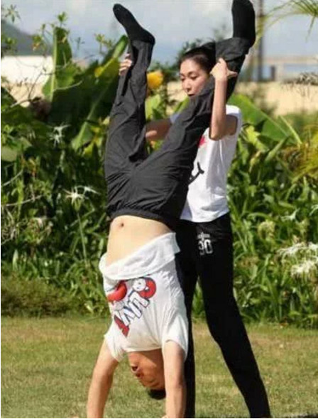 林志玲在野外教黄渤练瑜伽她胸前的两颗草莓太显眼