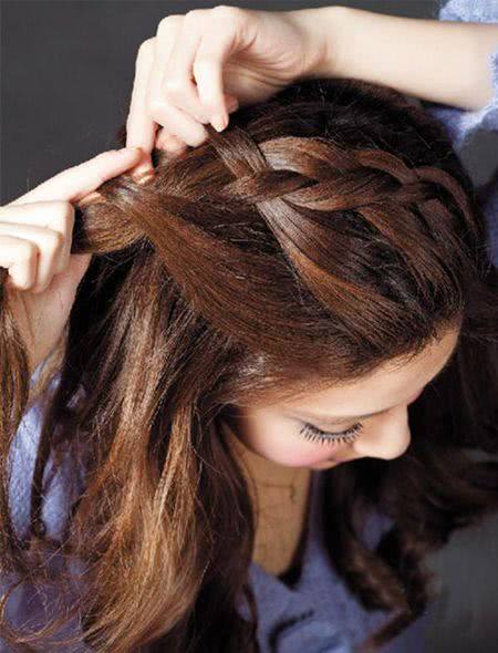 将刘海梳像脑后,保持蓬松度梳成侧梳的编发发型,外卷的头发梳的很自然