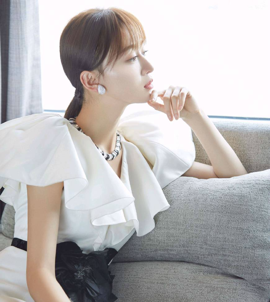 吴谨言出席第24届华鼎奖一袭白裙落落大方