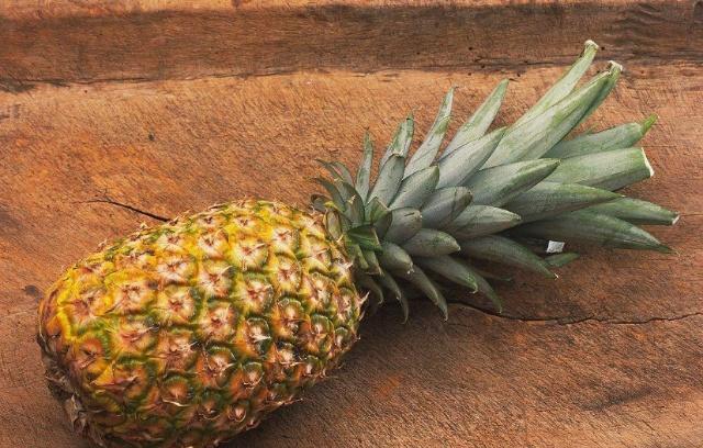 请你在下面的四个菠萝中,选出你觉得最好吃的那一个,根据你选择的那个