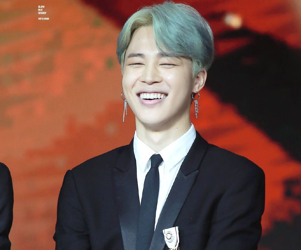 防弹少年团朴智旻,笑眼男孩也能很帅气,舞台上耀眼的歌手