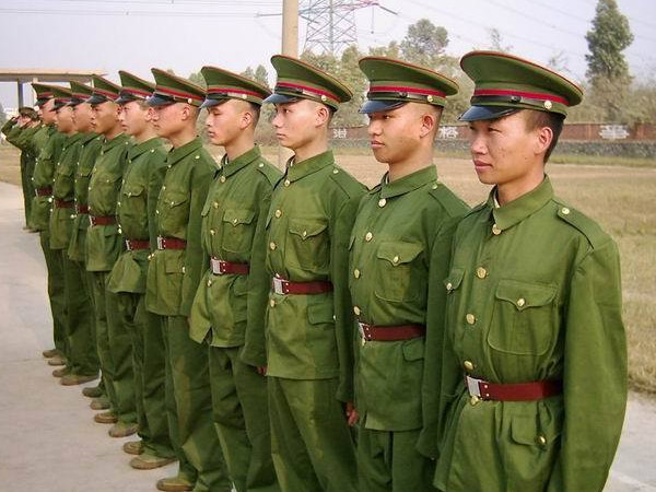 现实中,军人和警察丢的枪到底有啥不一样?真正区别在这!