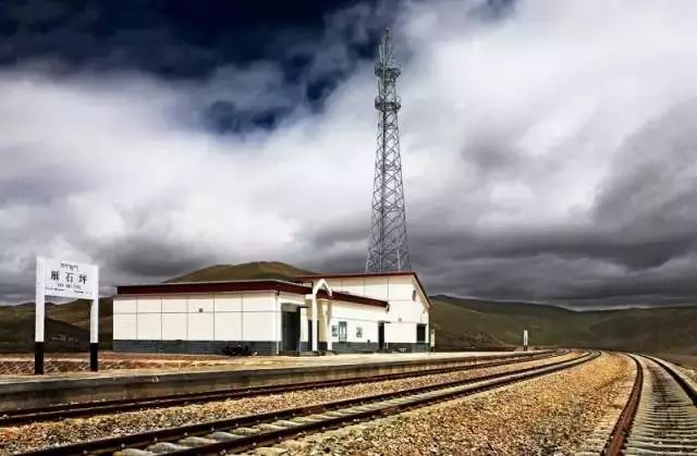 不冻泉站,位于玉树州治多县索加乡与曲麻莱县曲麻河乡交汇,海拔4611米